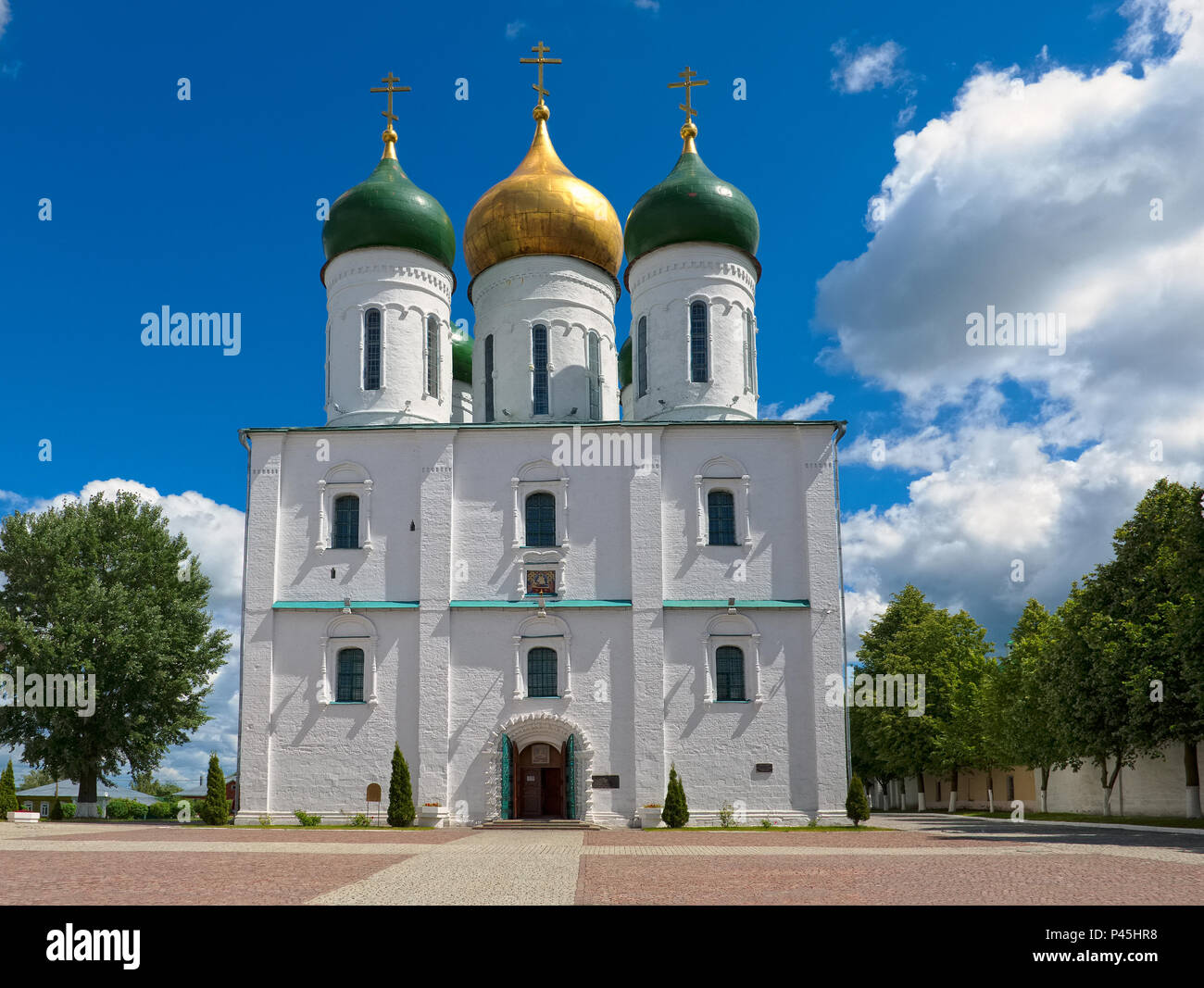 Cathédrale de l'assomption sur la place de la cathédrale du Kremlin de Kolomna, fondée par Dmitri Donskoï en 1379 Banque D'Images Cathédrale de l'assomption sur la place de la cathédrale du Kremlin de Kolomna, fondée par Dmitri Donskoï en 1379 Banque D'Images