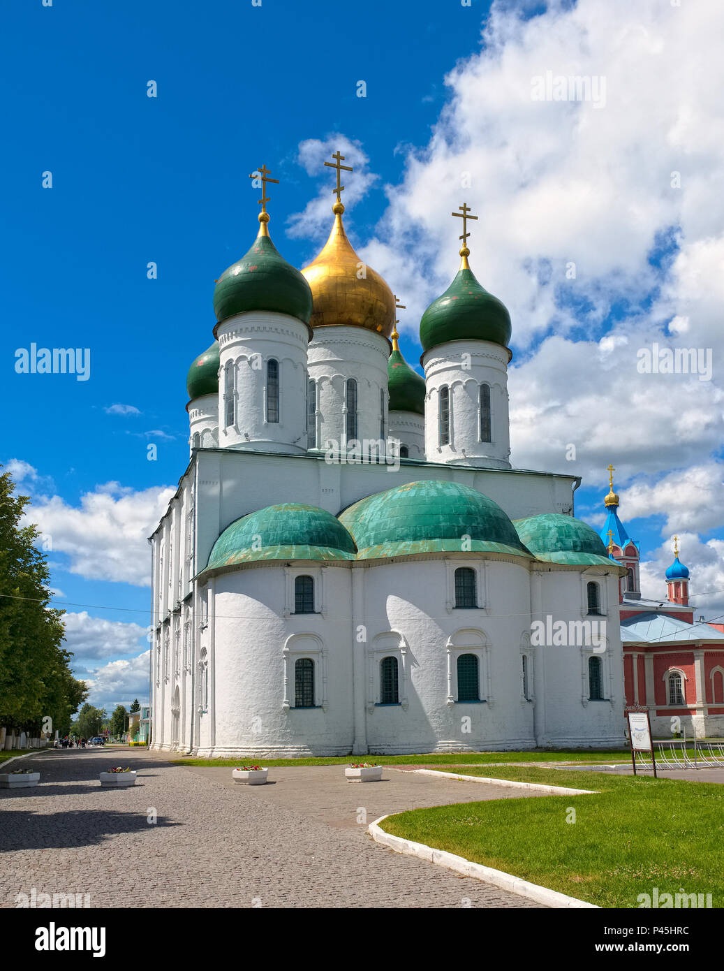 Cathédrale de l'assomption sur la place de la cathédrale du Kremlin de Kolomna, fondée par Dmitri Donskoï en 1379 Banque D'Images Cathédrale de l'assomption sur la place de la cathédrale du Kremlin de Kolomna, fondée par Dmitri Donskoï en 1379 Banque D'Images