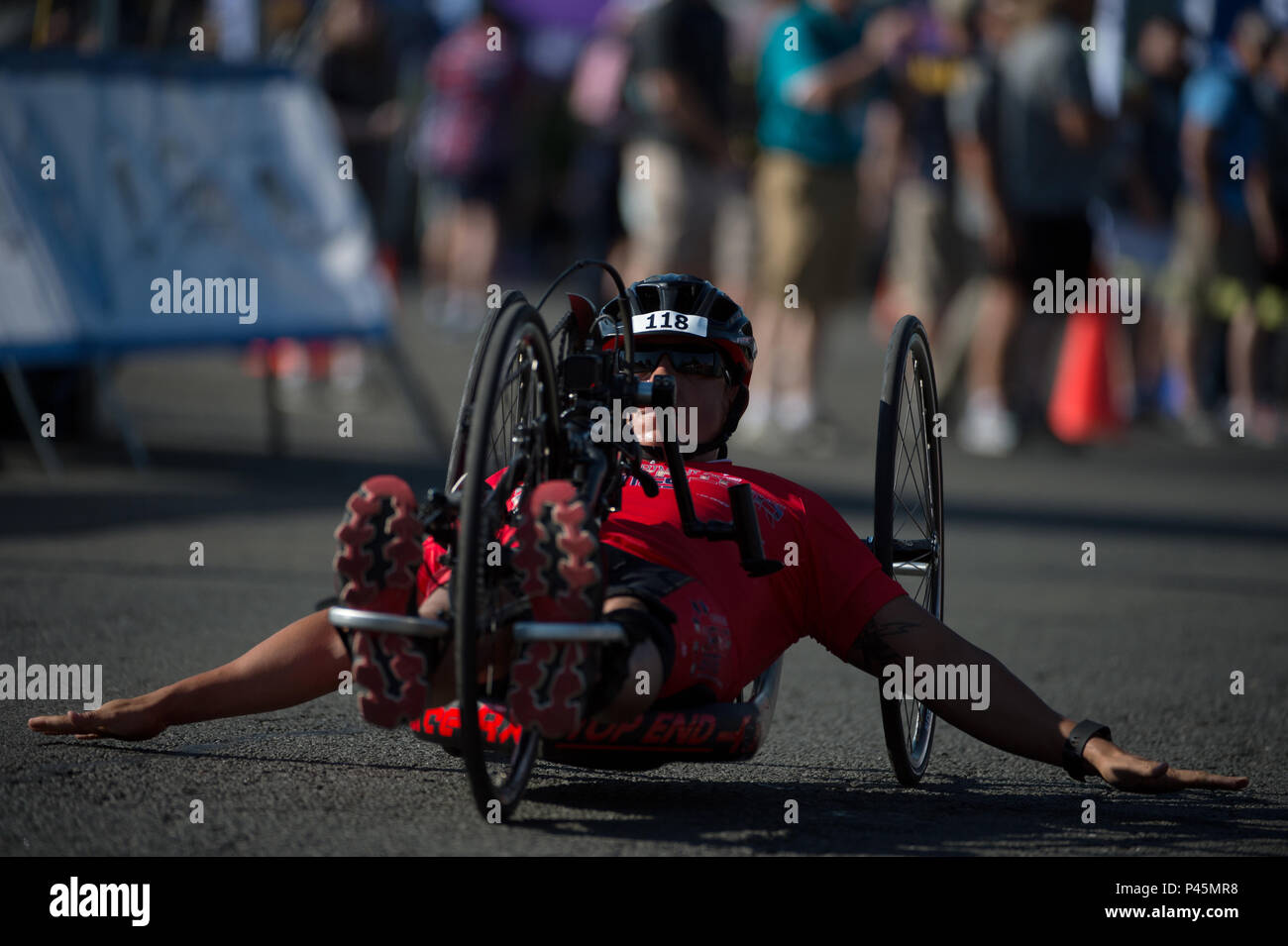 Tir vétéran du Corps des marines Sgt. Anthony Rios termine le cycle de la main event du ministère de la Défense 2016 Warrior Jeux à la U.S. Military Academy de West Point, N.Y., 18 juin 2016. (Département de la Défense photo par EJ Hersom) Banque D'Images