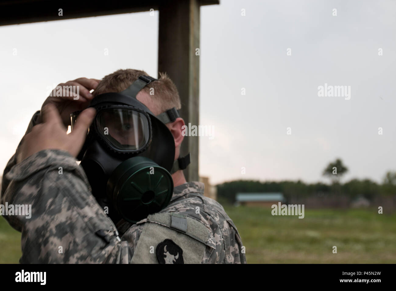 Un soldat avec l'appui du Siège, Société de soutien à l'aviation 834e bataillon se prépare à entrer dans la chambre à gaz d'une centrale nucléaire, biologique et chimique d'entraînement au Camp Ripley, Minnesota, le 17 juin 2016. CS gaz est utilisé pour la formation et est un gaz lacrymogène. La Garde nationale du Minnesota (photo par le Sgt. Sebastian Nemec, 34e Brigade d'aviation de combat sous-officier des affaires publiques) Banque D'Images