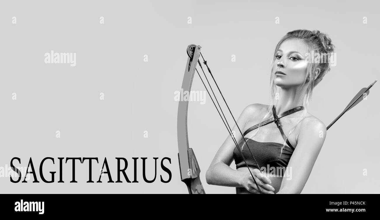 L'astrologie. Sagittaire signe du zodiaque. Amazon belle femme avec arc et flèche Banque D'Images