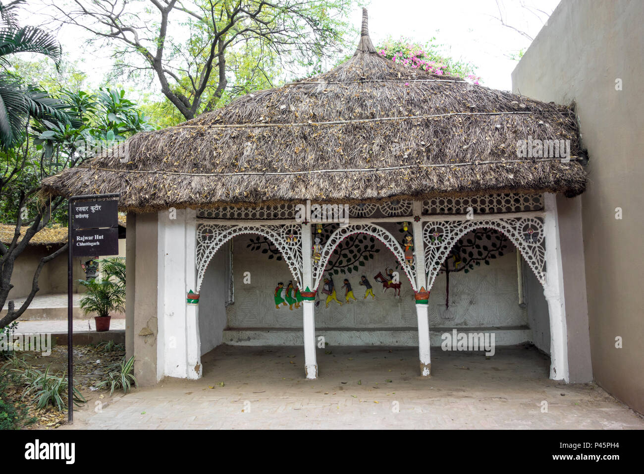 La pièce d'un Rajwar hut de Chhattisgarh dans le Musée National de l'artisanat, New Delhi, Inde Banque D'Images