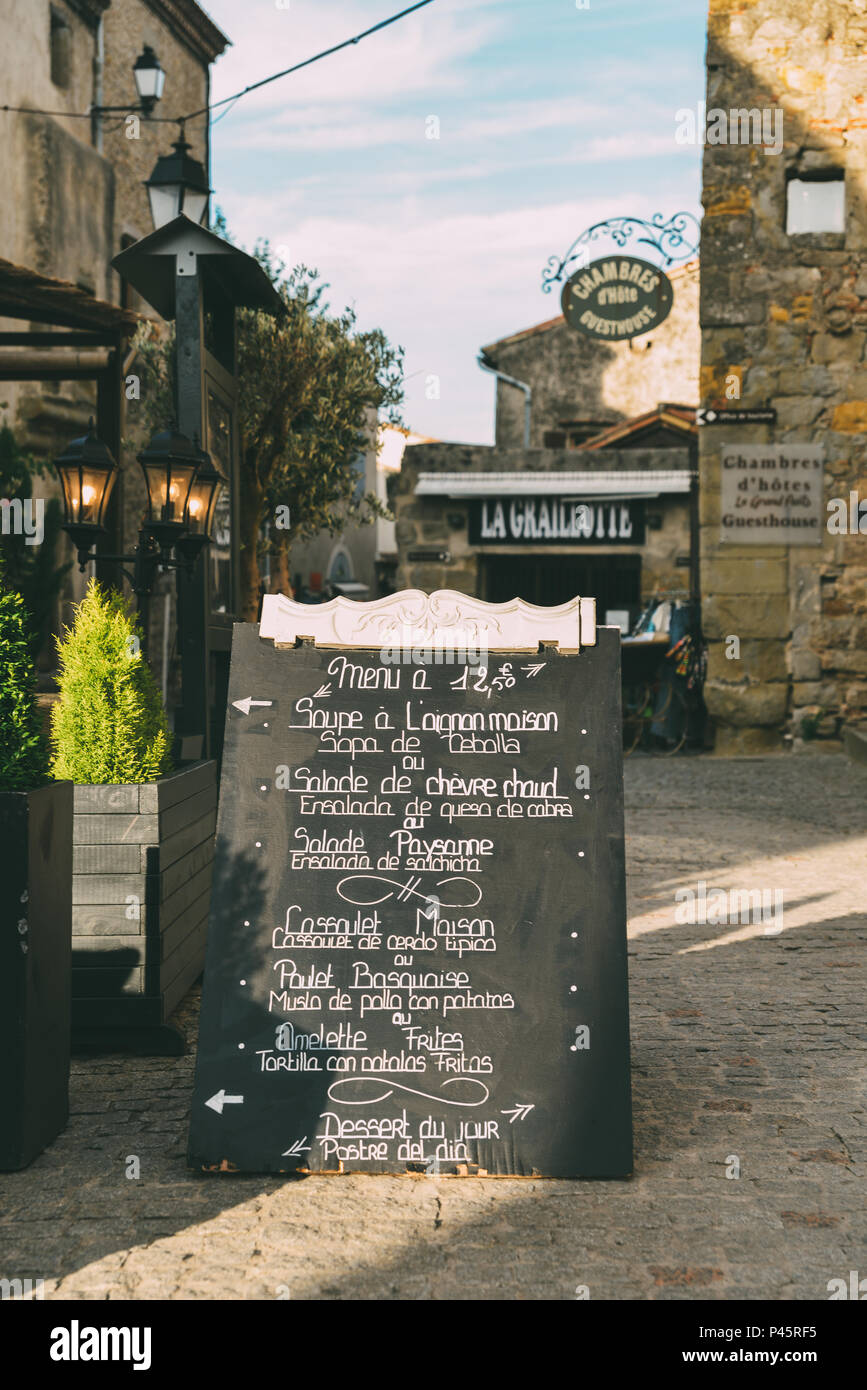 Terrasse de restaurant à Carcassonne, une ville dans le sud de la France, est un site du patrimoine mondial de l'UNESCO Banque D'Images