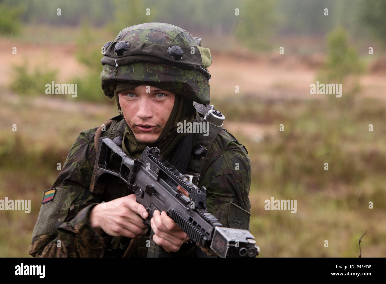 Prêt à se battre pour protéger ; 13 alliés de l'OTAN se réunissent pour le sabre d'exercice, la Lettonie 16 grève. (U.S. Marine Corps photo par le Cpl. Kelly L. Street, 2D MARDIV COMCAM/libérés) Un soldat lituanien lève les yeux alors qu'elle s'apprête à se déplacer pendant l'exercice des postes grève Sabre à bord 16 Base Militaire Adazi, Lettonie, 17 juin 2016. Alliés des États-Unis et de l'OTAN participent à ce théâtre de la coopération en matière de sécurité de l'exercice pour préparer les participants à des opérations de contingence dans le monde. (U.S. Marine Corps photo par le Cpl. Kelly L. Street, 2D MARDIV COMCAM/libérés) Banque D'Images