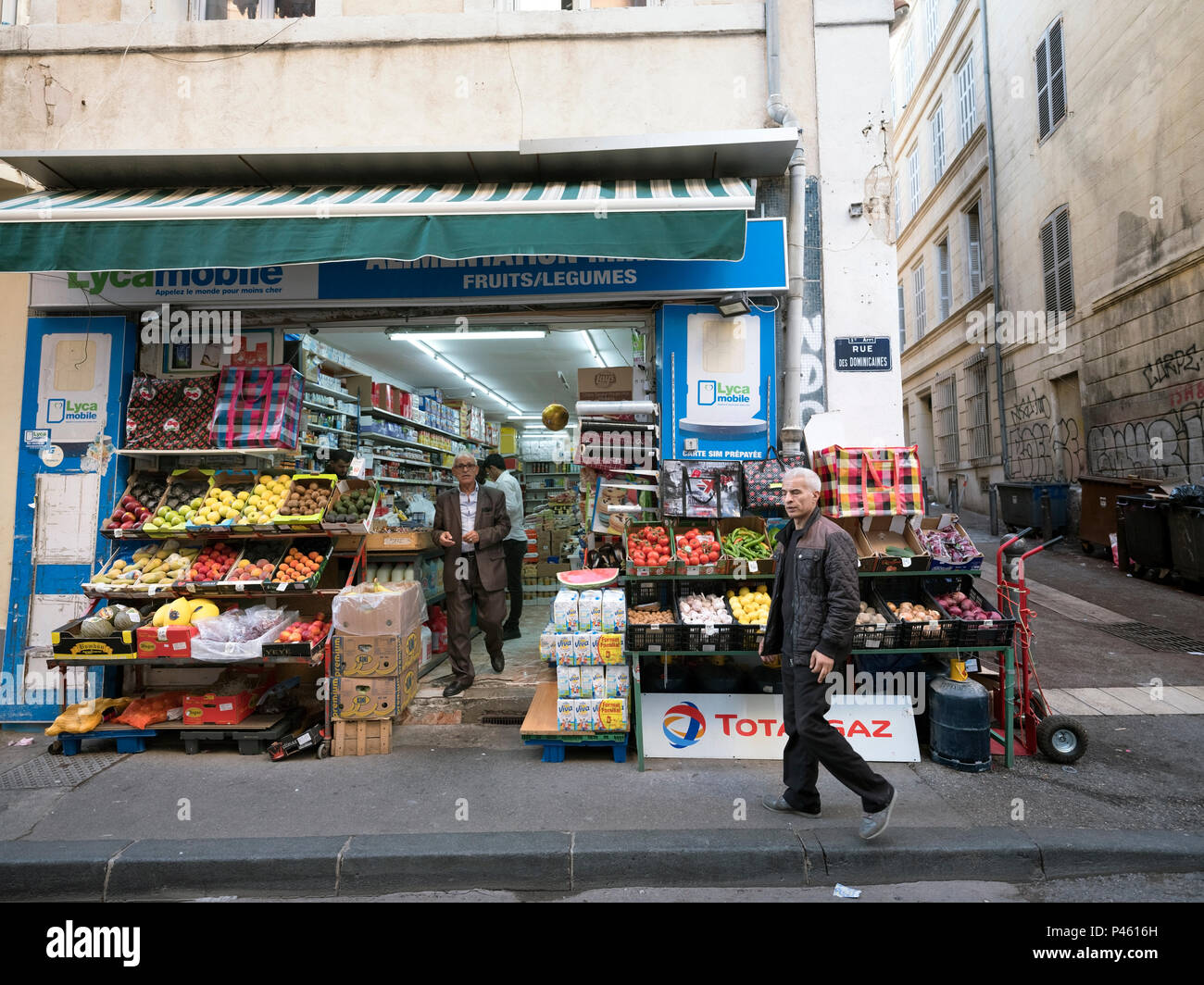 Marseille, France, 4 juin 2018 : les hommes à pied près de et en arabe dépanneur dans la vieille partie de centre-ville de Marseille Banque D'Images