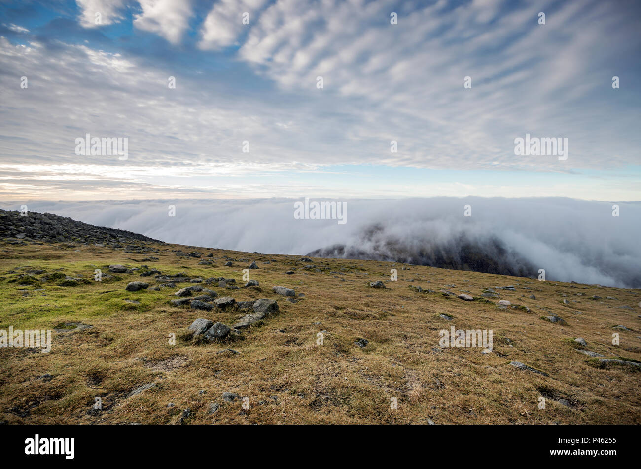 Une vue magnifique de Slieve Donard avec nuages de basse altitude. Banque D'Images