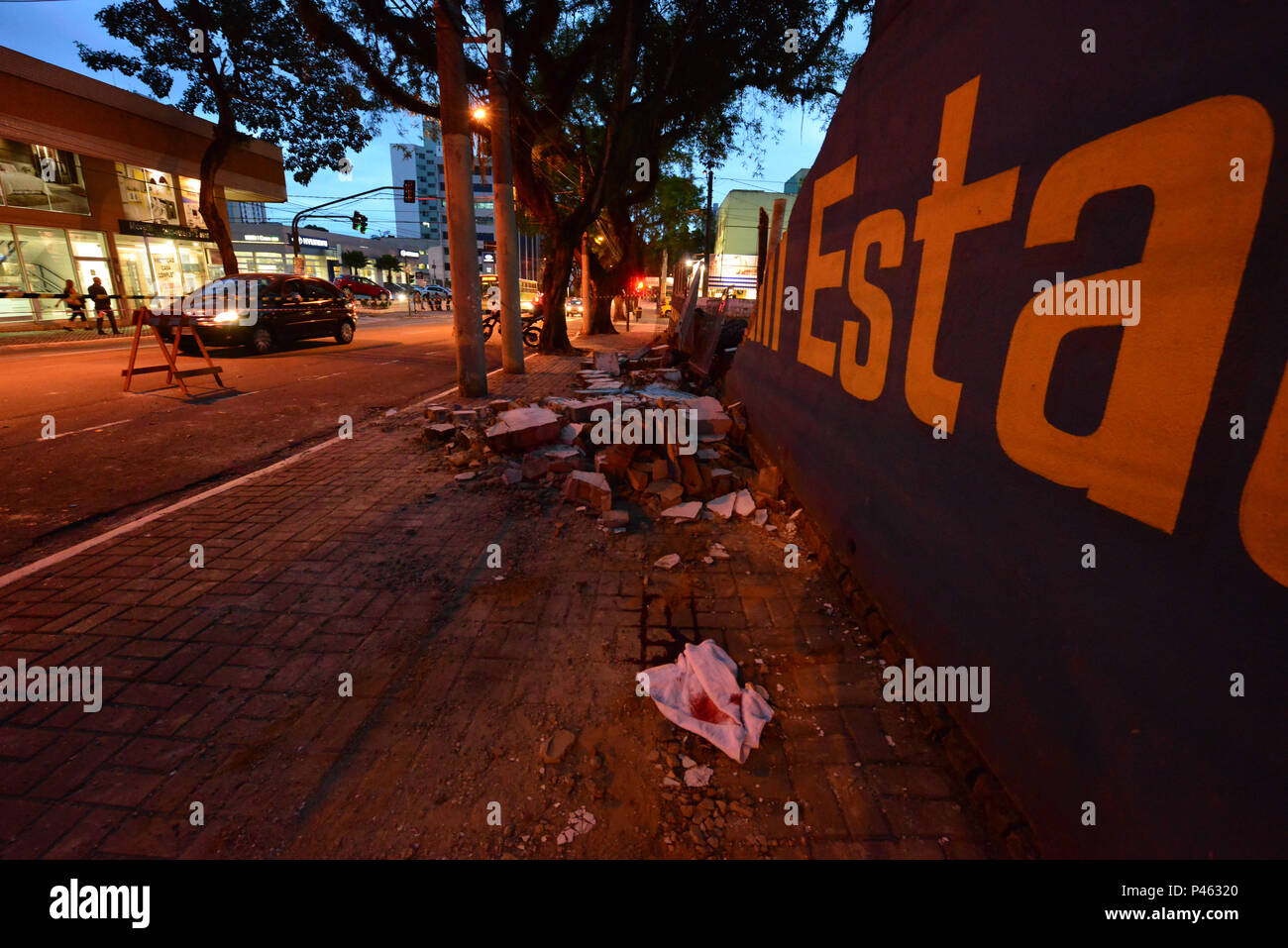 Parte do muro de um parking caiu na Av Eng Francisco JosÃ© Longo 150 devido Ã manobra de um administrateur dentro do local. SÃ£o JosÃ© dos Campos -SP Brasil. - Photos Lucas LACAZ RUIZ / Fotoarena. Banque D'Images