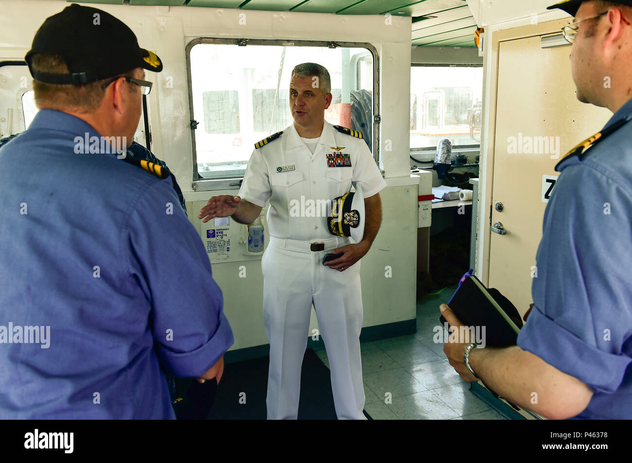 SAN DIEGO (28 juin 2016) Le Cmdr. Kevin Boykin, directeur général de la base navale de San Diego, centre, parle avec le Lieutenant Cmdr. Todd Bacon, commandant de la Marine royale du navire de défense côtière, le Navire canadien de Sa Majesté (NCSM Saskatoon (MM 709), à gauche, et le lieutenant Cmdr. Donald Thompson-Greiff, commandant du navire de défense côtière, le Navire canadien de Sa Majesté Yellowknife (706 mm), à bord du pont de Yellowknife sur l'arrivée du navire à NBSD pour le Rim of the Pacific 2016. Vingt-six nations, plus de 40 navires et sous-marins, plus de 200 avions et 25 000 hommes participent Banque D'Images