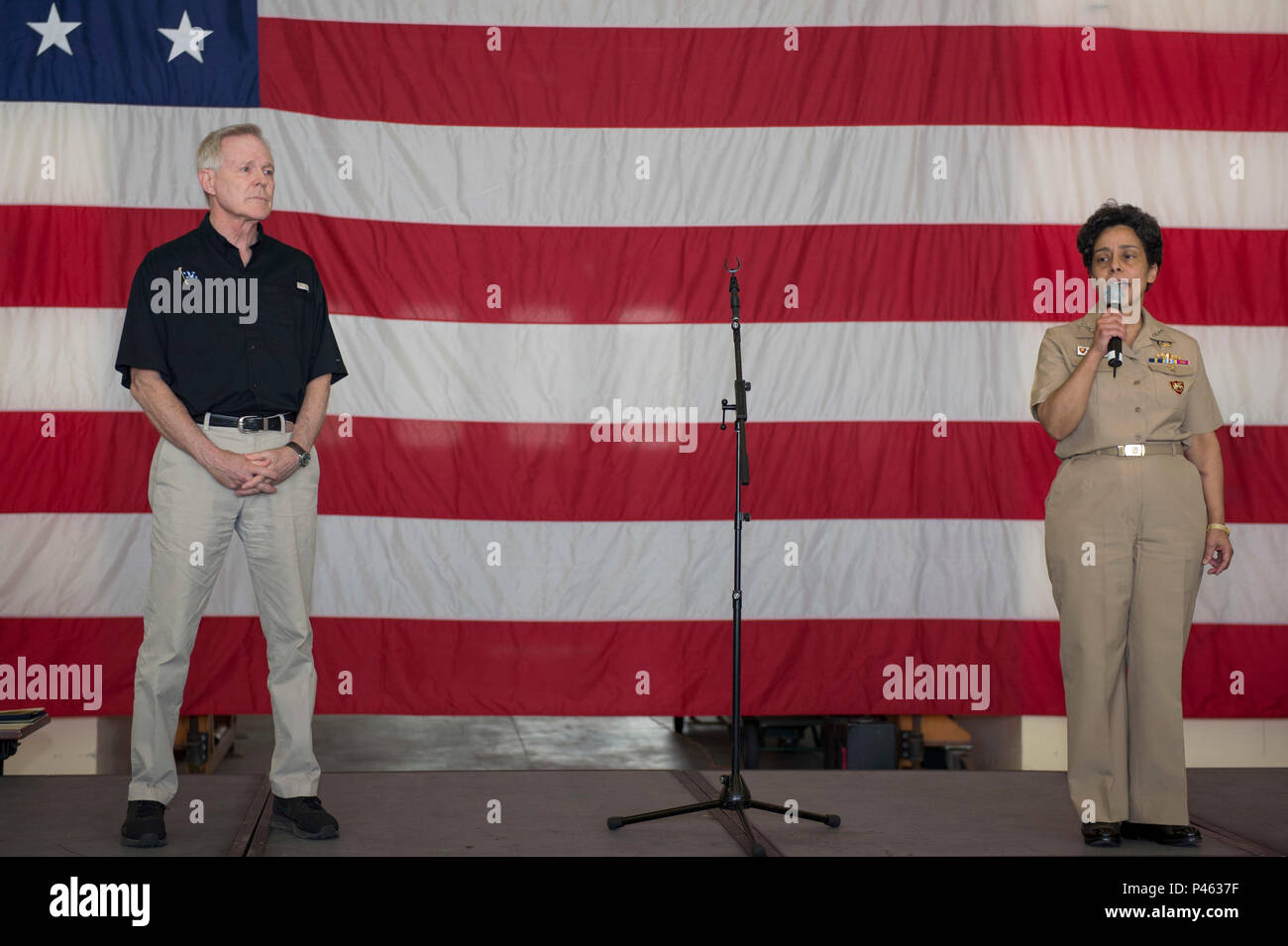 160616-N-ZE250-015 NAPLES, ITALIE (16 juin 2016) Secrétaire de la Marine (SECNAV) Ray Mabus et adm. Michelle Howard, commandant des Forces navales des États-Unis, fournir des commentaires Europe-afrique pendant un appel mains-tous sur la base navale américaine de Naples le 16 juin 2016. Mabus officié une cérémonie de remise de prix et reenlistments pour sélectionner les marins, suivi d'un appel mains libres. Claude est en visite dans un grand parc vert de la paix en Europe, le point culminant de ce qui comprendra un ravitaillement pétrolier USS Mason (DDG 87) à un stade avancé de carburant de remplacement. La grande initiative de la flotte verte est conçu pour rendre nos marins et Marines Banque D'Images