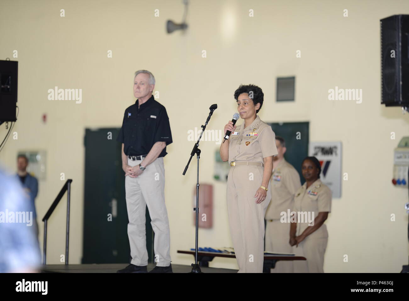 160616-N-SS492-012 NAPLES, ITALIE (16 juin 2016) Secrétaire de la Marine (SECNAV) Ray Mabus est introduit par ADM. Michelle Howard, commander, U.S. Naval Forces Liaison fixe Europe-Afrique, à un appel mains libres sur la base navale américaine de Naples, le 16 juin 2016. Mabus officié une cérémonie de remise de prix et reenlistments pour sélectionner les marins, suivi d'un appel mains libres. Claude est en visite dans un grand parc vert de la paix en Europe, le point culminant de ce qui comprendra un ravitaillement pétrolier USS Mason (DDG 87) à un stade avancé de carburant de remplacement. La grande initiative de la flotte verte est conçu pour faire de meilleurs marins et Marines Banque D'Images