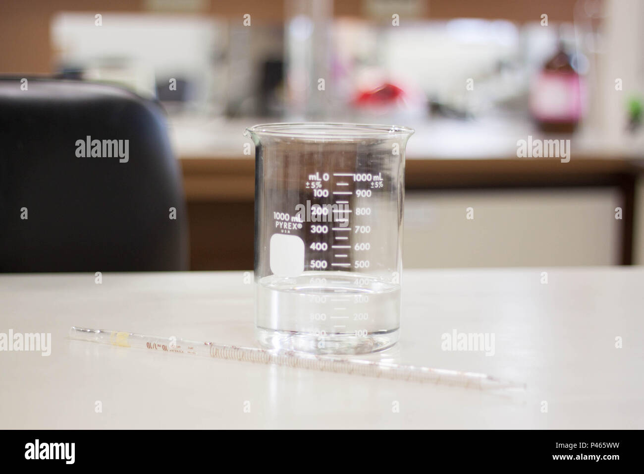 Becker com pipeta e líquido transparente marcando 300 ml em bancada de laboratório. São Paulo/SP, BRÉSIL. 27/06/2014. (Foto : Irene Araujo/Fotoarena) Banque D'Images