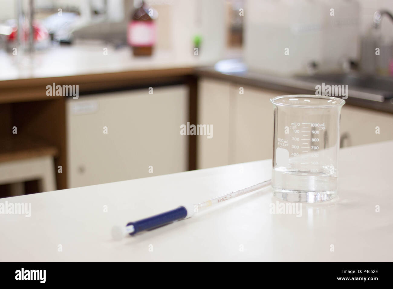 Becker com líquido transparente marcando 300 ml e pipeta em bancada de laboratório. São Paulo/SP, BRÉSIL. 27/06/2014. (Foto : Irene Araujo/Fotoarena) Banque D'Images