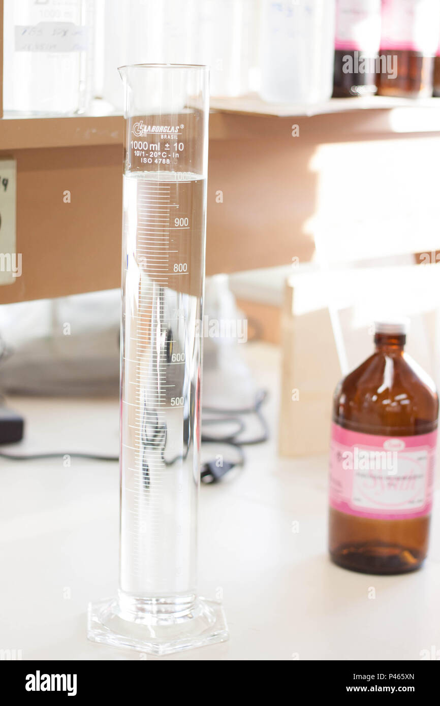 Com cribado graduada líquido transparente marcando 1000 ml em bancada de laboratório. São Paulo/SP, BRÉSIL. 27/06/2014. (Foto : Irene Araujo/Fotoarena) Banque D'Images