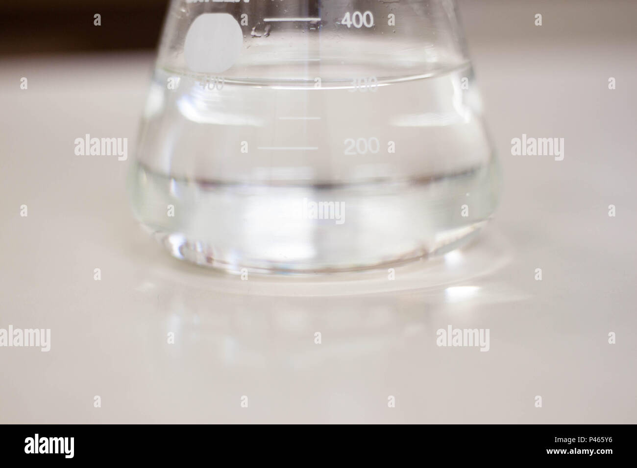 Eklenmeyer com líquido transparente marcando 300 ml em bancada de laborátorio. São Paulo/SP, BRÉSIL. 27/06/2014. (Foto : Irene Araújo/Fotoarena) Banque D'Images