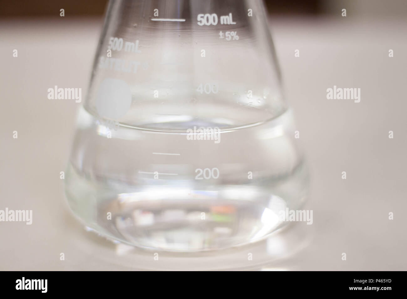 Eklenmeyer com líquido transparente marcando 300 ml em bancada de laborátorio. São Paulo/SP, BRÉSIL. 27/06/2014. (Foto : Irene Araújo/Fotoarena) Banque D'Images