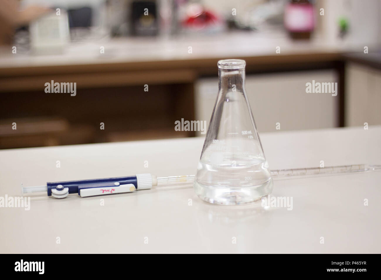Eklenmeyer com líquido transparente marcando 300 ml e pipeta em bancada de laborátorio. São Paulo/SP, BRÉSIL. 27/06/2014. (Foto : Irene Araújo/Fotoarena) Banque D'Images