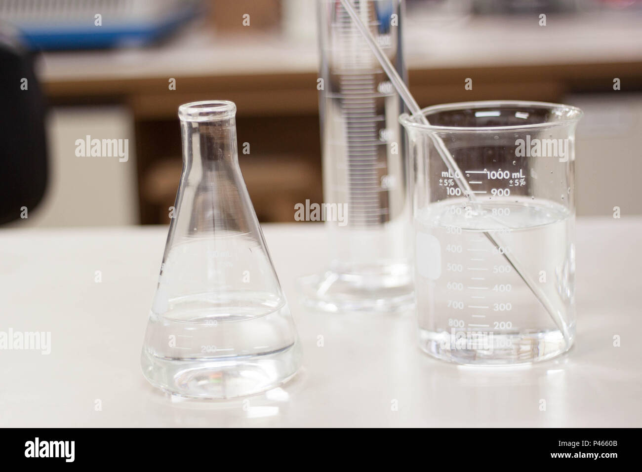 Cribado, becker com pipeta marcando 300 ml de liquido transparente e eklenmeyer em bancada de laboratório. São Paulo/SP, BRÉSIL. 27/06/2014. (Foto : Irene Araujo/Fotoarena) Banque D'Images