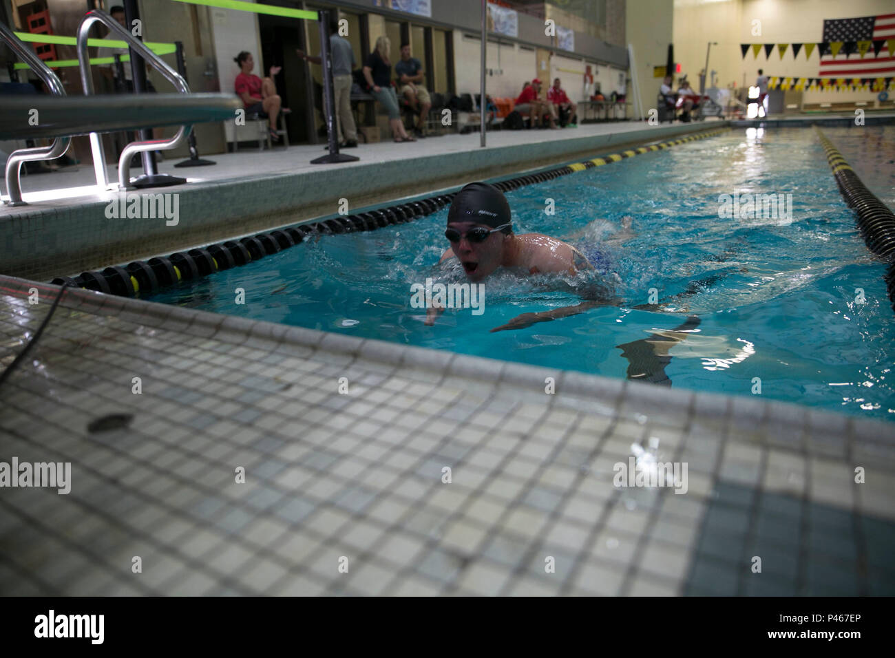 Le Corps des Marines des États-Unis. Boyer Dakota se prépare à atteindre pour le mur lors d'un 2016 Ministère de la Défense (DoD) Warrior Games swim pratique à l'Académie militaire des États-Unis à West Point, N.Y., 18 juin 2016. Boyer, Petoskey, Michigan, indigène, est membre de l'équipe des Jeux de guerrier DoD 2016 Marine Corps. La DoD 2016 Jeux de guerrier est un concours sportif adapté des blessés, des malades et des blessés militaires et des anciens combattants de l'armée américaine, Marine Corps, la marine, la Force aérienne et le commandement des opérations spéciales, les Forces armées britanniques. (U.S. Marine Corps photo par le Cpl. Calvin Shamoon/libérés) Banque D'Images