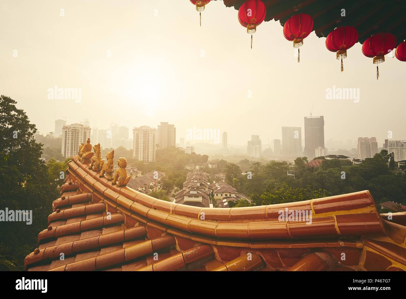 Thean Hou Temple toit contre paysage urbain avec des gratte-ciel à moody le coucher du soleil. Paysage urbain de Kuala Lumpur, Malaisie. Banque D'Images