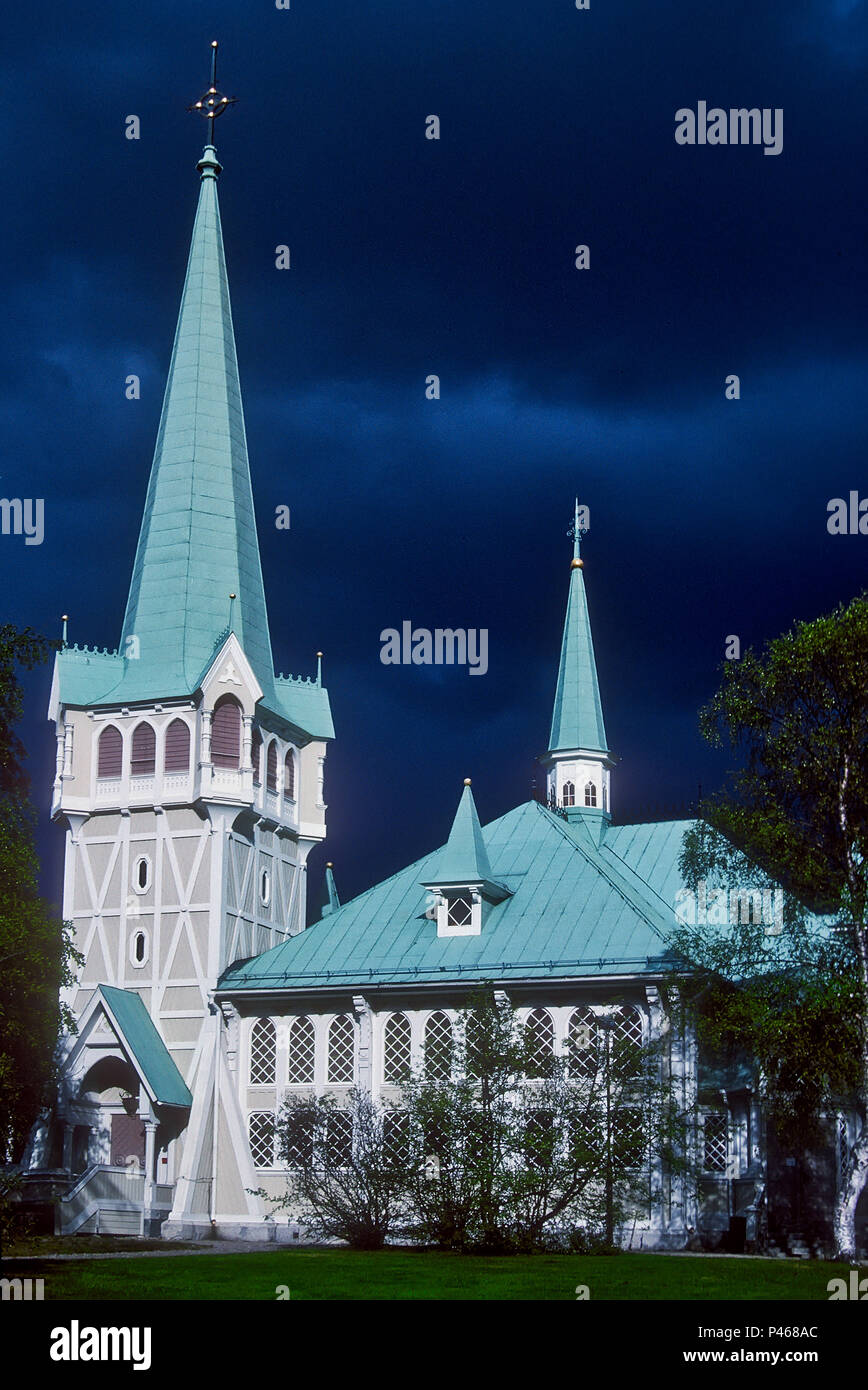 Un puissant orage d'année derrière le soleil belle église à Jokkmokk en Suède Banque D'Images