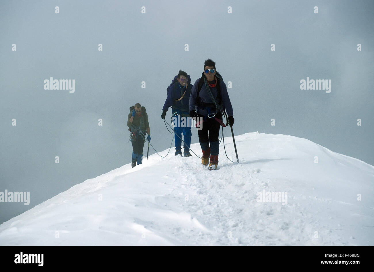 Trois alpinistes près du sommet de l'Breithorn dans les Alpes Suisses Banque D'Images