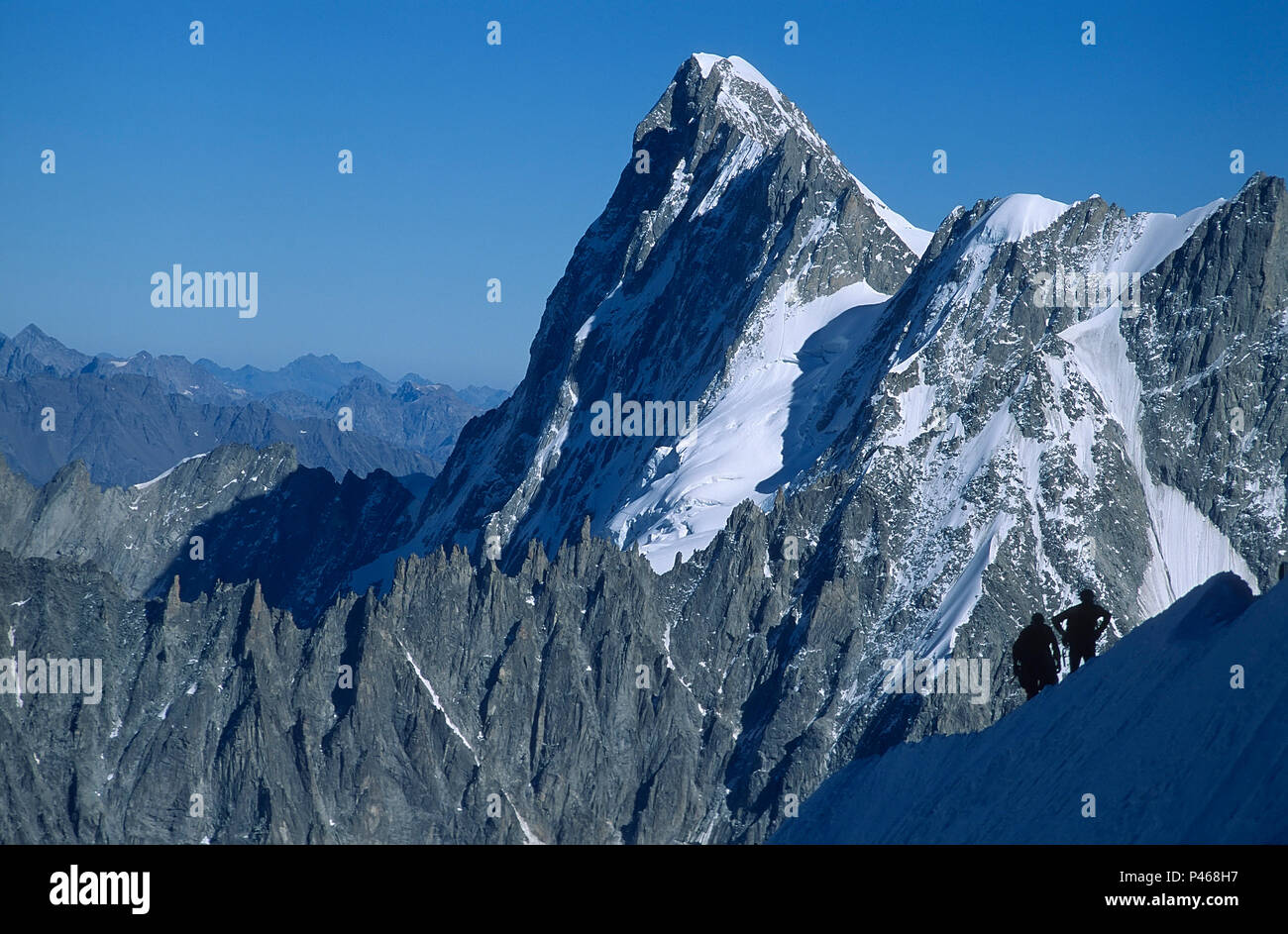Alpinistes sur l'Aiguille du Midi avec les Grandes Jorasses, au-delà des Alpes, Chamonix, France Banque D'Images