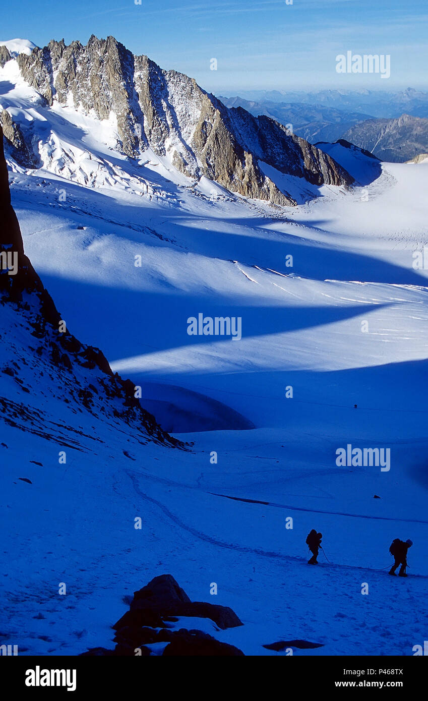 Alpinistes sur le col du Tour dans les Alpes Françaises Banque D'Images