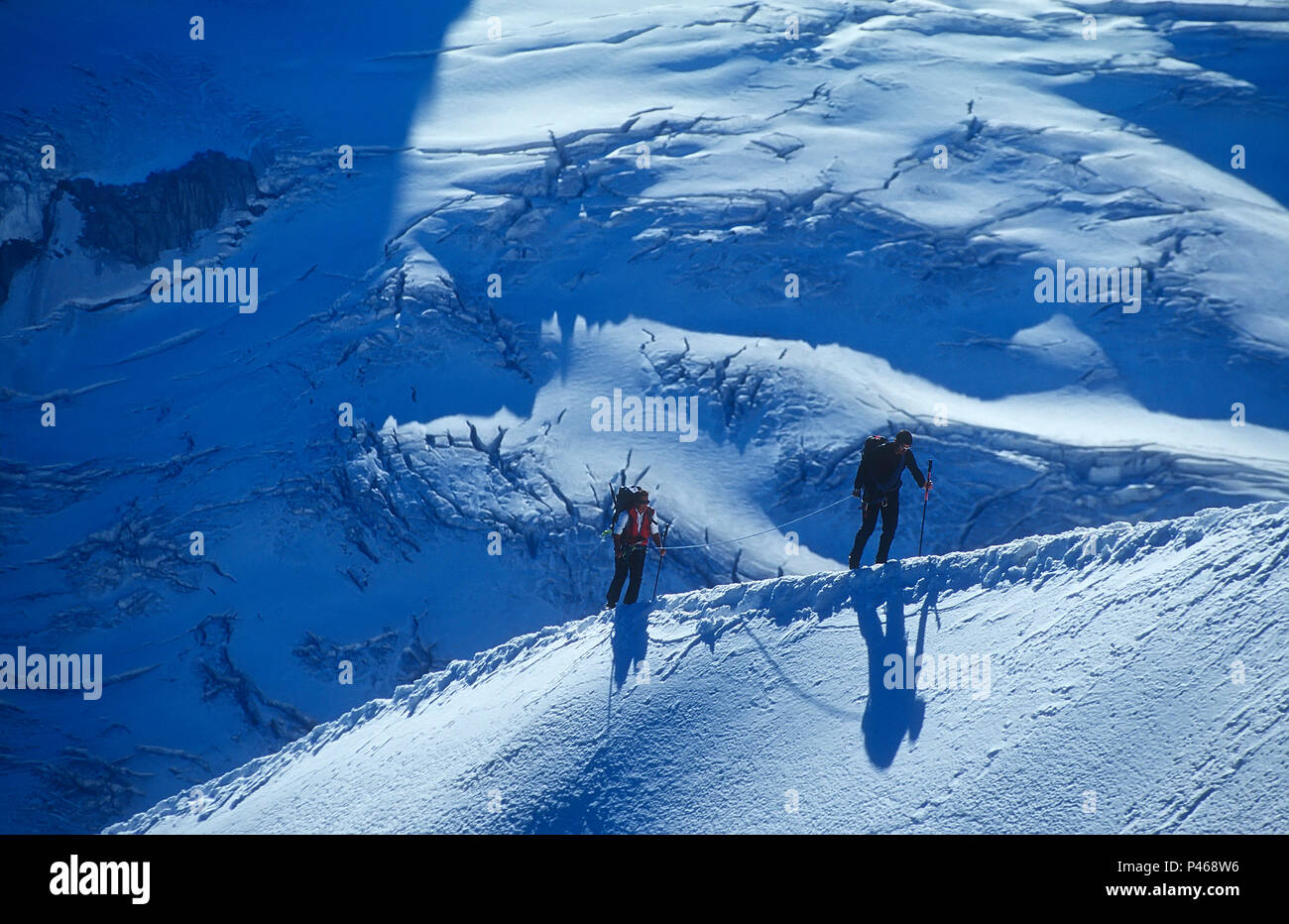 Deux alpinistes encordés sur la crête de midi à Chamonix, France Banque D'Images