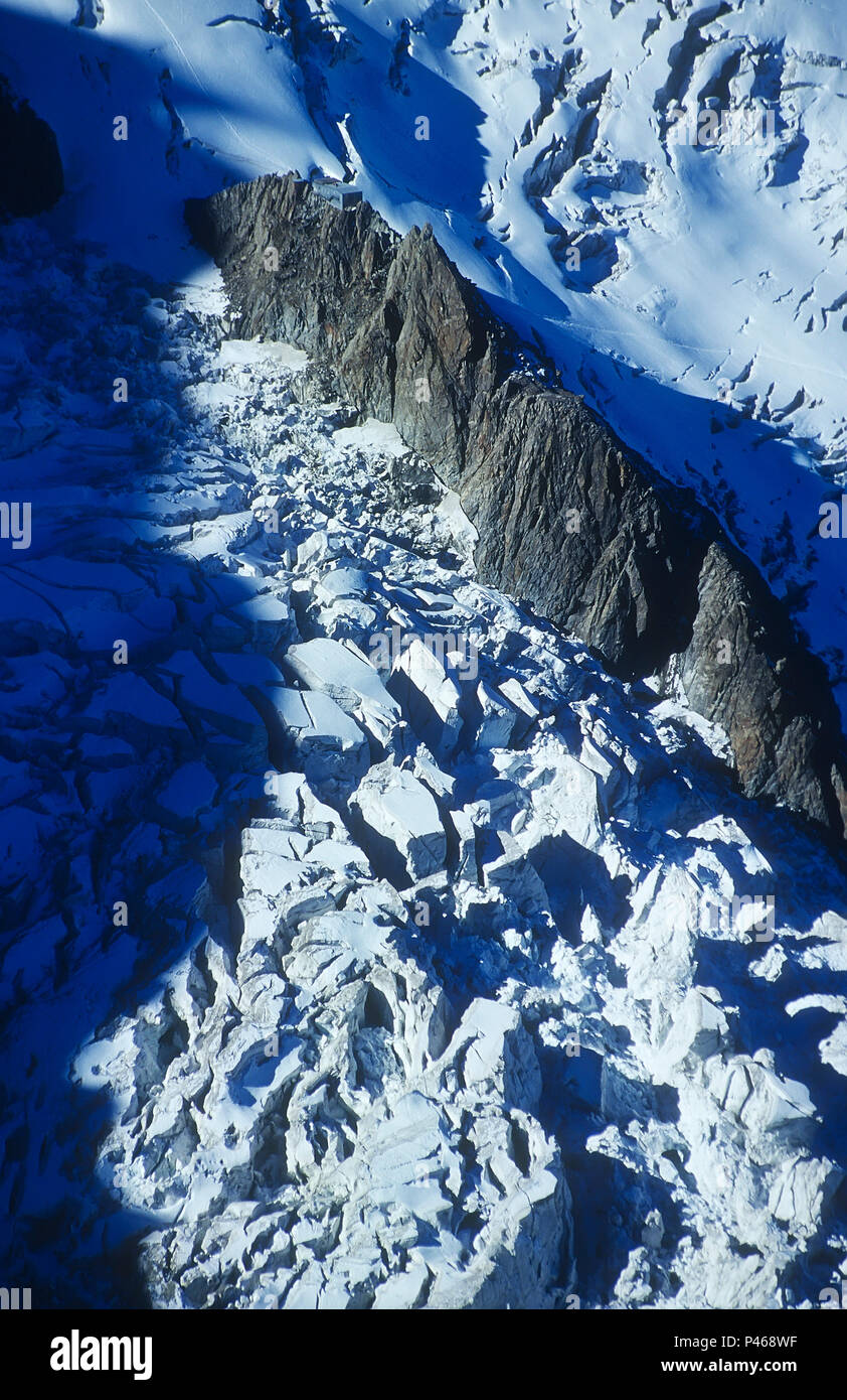 Le refuge de montagne Refuge des Grands sur son rocher île entourée par d'immenses crevasses du glacier des Bossons, Chamonix, France Banque D'Images