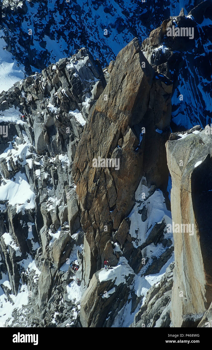 Alpinistes sur l'arête des Cosmiques de l'Aiguille du Midi dans les Alpes françaises, Chamonix Banque D'Images