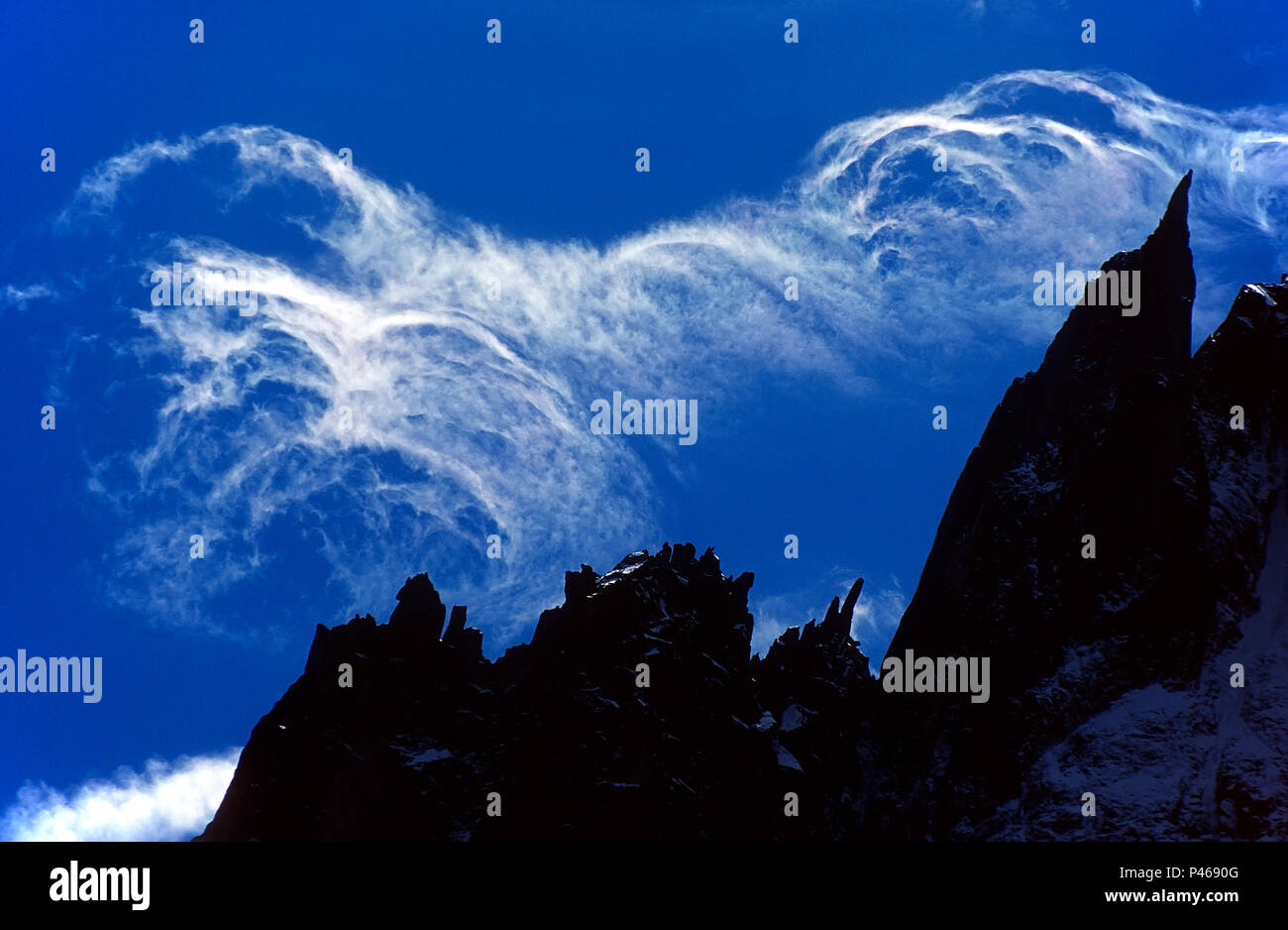 L'aiguille de la République dans les Aiguilles de Chamonix qui se profile avec des cirrus haute Banque D'Images