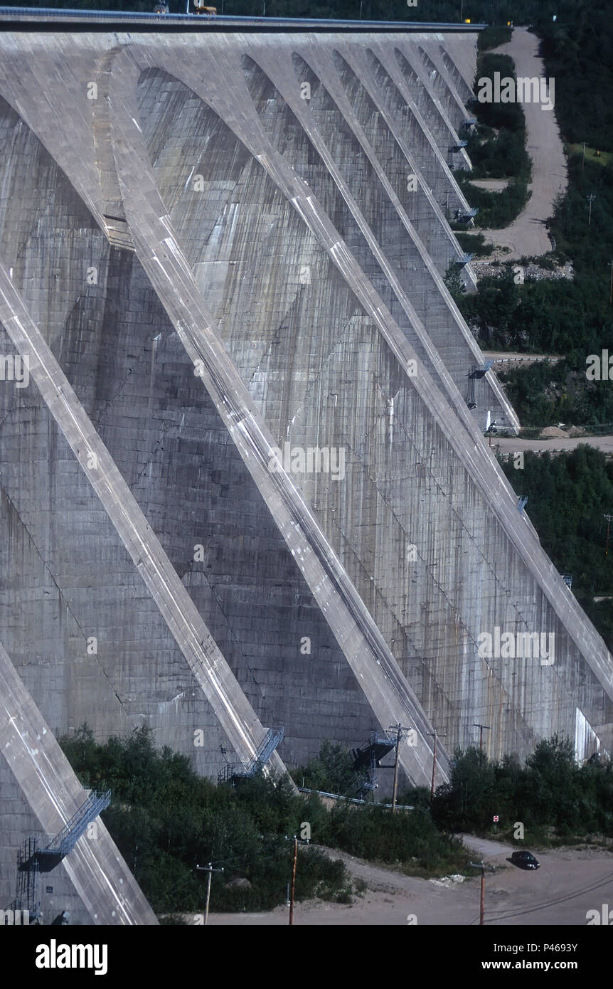 L'énorme barrage Daniel Johnson, également connu sous le nom de Manic 5, sur la rivière Manicouagan au Québec Canada. C'est le plus grand barrage de ce type dans le monde Banque D'Images