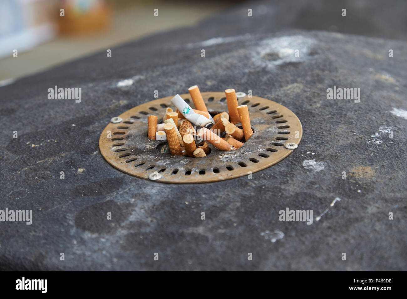 Cigarettes Banque d'image et photos - Page 7 - Alamy
