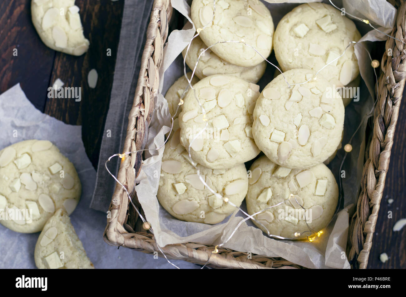 Le chocolat blanc et biscuits aux amandes, biscuits fraîchement cuits au four Banque D'Images