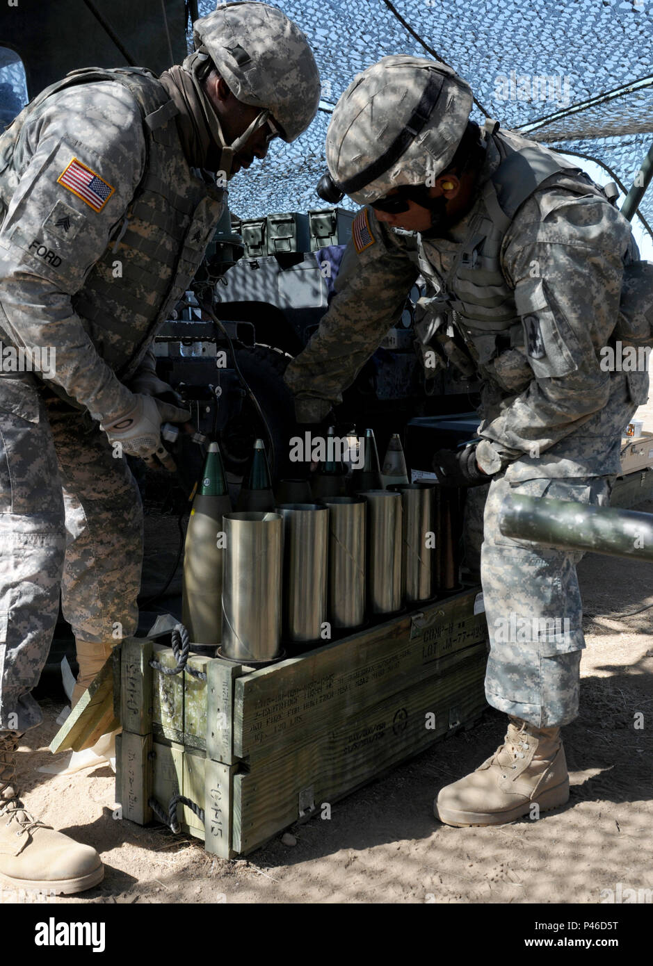 Des soldats de la batterie Alpha, 1-487th Field Artillery effectuent des opérations d'incendie 13 juin 2016 à Camp Roberts, en Californie. Batterie Alpha, 1-487th Field Artillery participe à la formation de combat exportables au Camp de Roberts. XCTC la taille d'une brigade des trains en éléments tactiques d'infanterie à des fins de déploiement. La formation comprend également une session d'examen pour les commandants d'évaluer les lacunes liées à la formation pour leurs unités. Banque D'Images