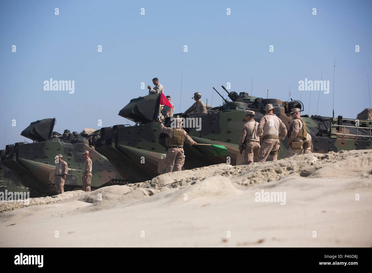 Marines avec le Siège et Service Company, 3D Assault Amphibian Battalion, 1 Division de marines, de mener combat amphibies soutien la formation près de White Beach à bord Marine Corps Base Camp Pendleton, en Californie, juin 38-30, 2016. Les exercices ont aidé des leaders au sein de l'AA 3D NE. évaluer leurs nouveaux marines tout en assurant leurs propres compétences restent nets. Le bataillon est chargé de l'entrée par effraction et navire-terre transport de l'élément de combat de masse JE Marine Expeditionary Force. (U.S. Marine Corps photo par le Sgt. Jacob D. Osborne/libérés) Banque D'Images