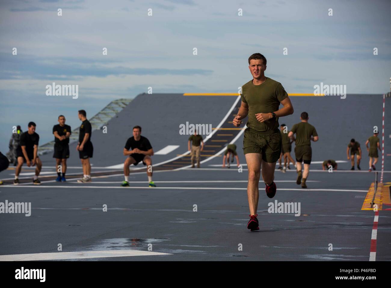 Corps des Marines des États-Unis Le Cpl. Branden Austin, chef d'équipe pour le 1er peloton de mitrailleuses, armes, s'exécute sur l'envol du HMAS Adelaide en mer de Tasmanie, Australie, le 18 juin 2016. C'est la première fois que les Marines et les marins de la Force de rotation maritime - de Darwin se sont lancés dans ces numéros sur un Australien HMAS. Cette occasion permet de MRF-D pour élargir le partenariat avec nos alliés de l'Australie. Austin est avec 1er bataillon du 1er Régiment de Marines de Rocklin, en Californie. (U. S. Marine Corps Photo par MCIPAC le Caméra de combat. Osvaldo L. Ortega III/libérés) Banque D'Images