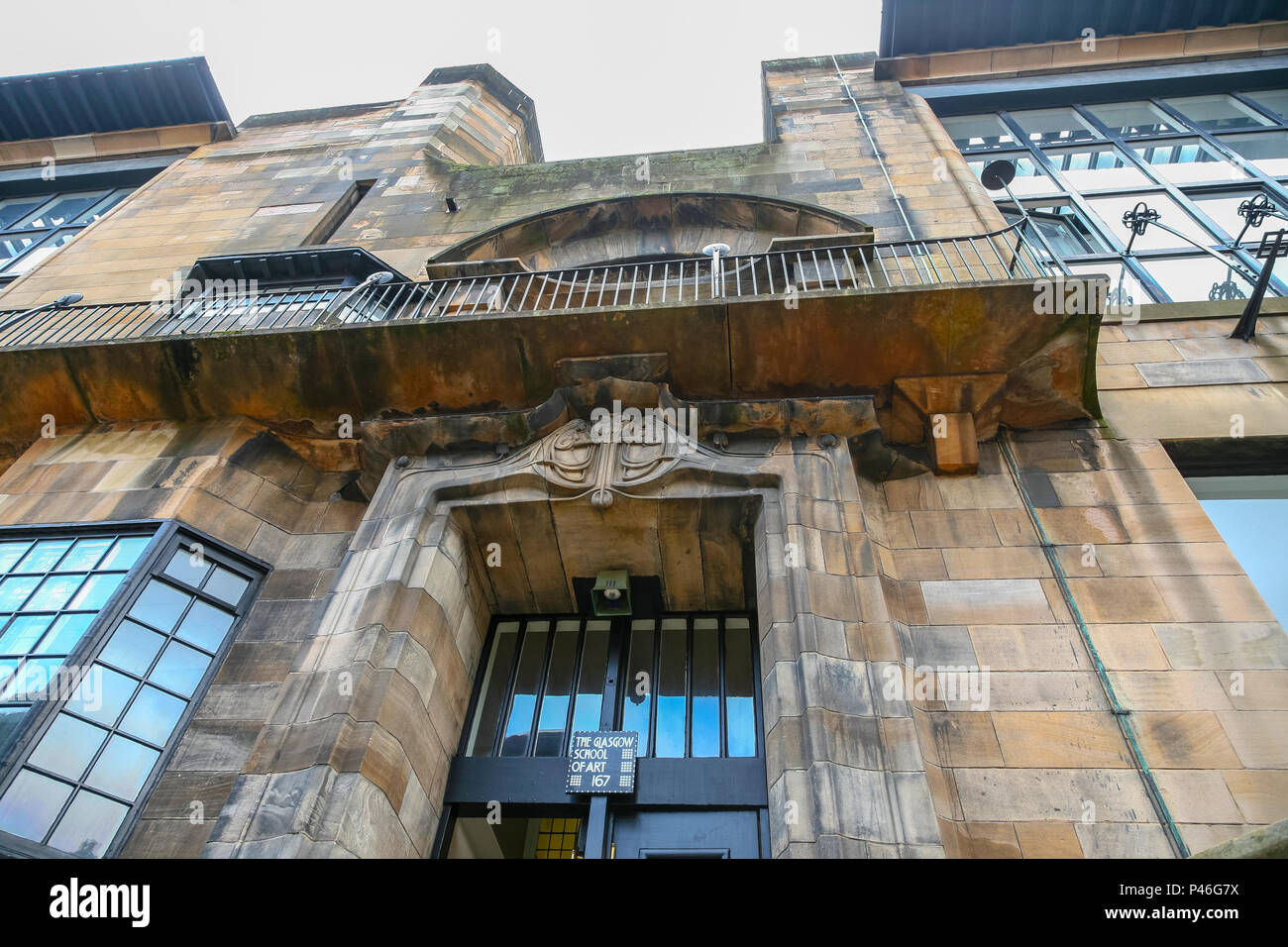 Photo prise avant l'incendie de la porte et entrée de la Charles Rennie Mackintosh conçu Glasgow School of Art, Glasgow, Écosse, Royaume-Uni Banque D'Images
