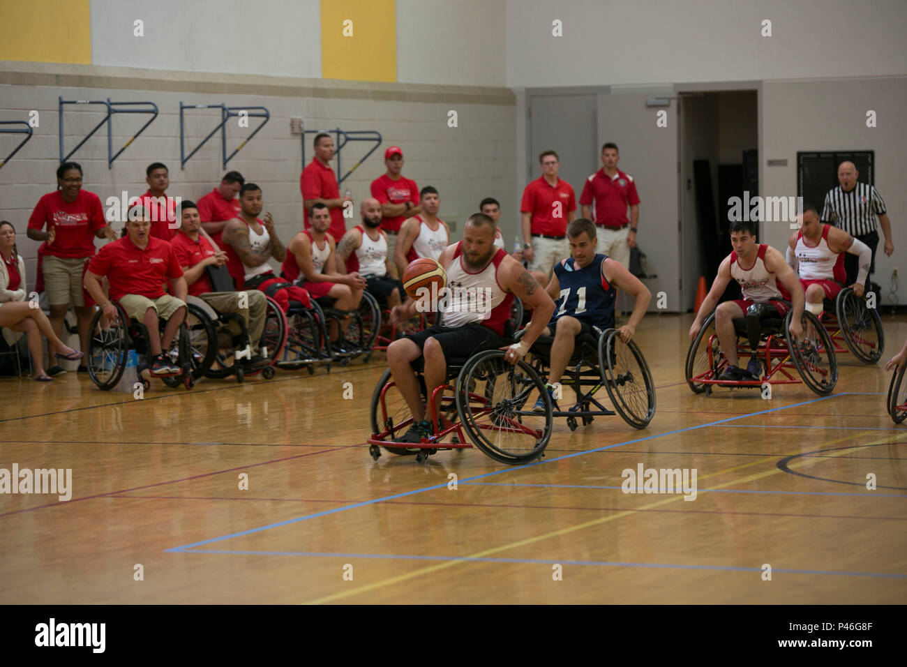 Vétéran du Corps des Marines américain Clayton McDaniel dribble jusqu'au cours d'une cour 2016 Ministère de la Défense (DoD) Jeux de guerrier match de basketball en fauteuil roulant à l'Académie militaire des États-Unis à West Point, N.Y., 18 juin 2016. McDaniel, un Molalla, Ore., indigène, est membre de l'équipe des Jeux de guerrier DoD 2016 Marine Corps. La DoD 2016 Jeux de guerrier est un concours sportif adapté des blessés, des malades et des blessés militaires et des anciens combattants de l'armée américaine, Marine Corps, la marine, la Force aérienne et le commandement des opérations spéciales, les Forces armées britanniques. (U.S. Marine Corps photo par le Cpl. Calvin Shamoon/libérés) Banque D'Images