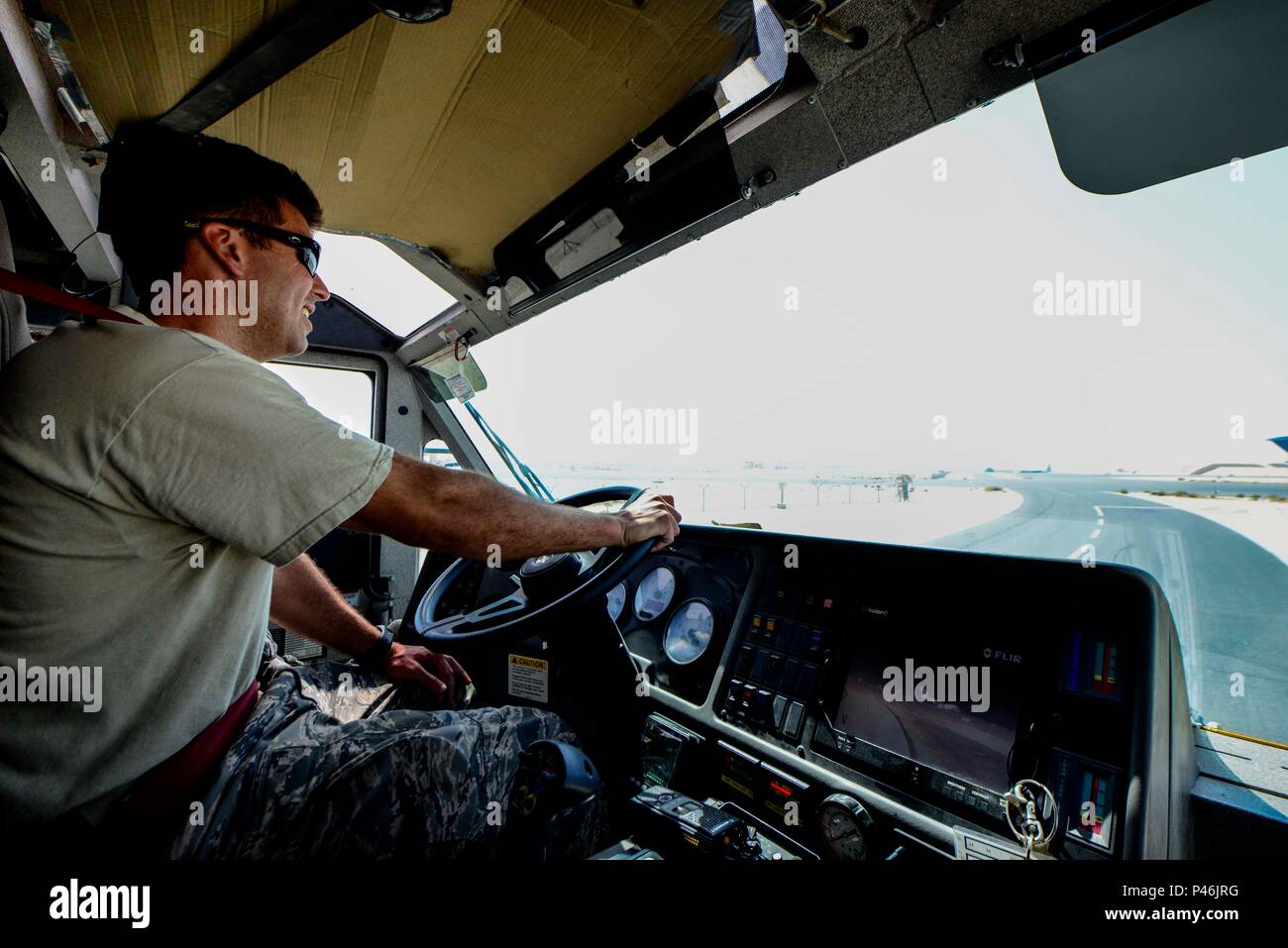 Le s.. Kevin Vaughn, 379e Escadron de génie civil expéditionnaire pompier, exploite le percuteur Oshkosh truck crash sur la ligne de vol le 24 juin 2016, à Al Udeid Air Base, au Qatar. La gache porte 3 000 gallons d'eau et 420 litres de mousse de l'incendie. Il peut évacuer l'eau ou de la mousse d'un toit qui coule, tourelle 1 250 gallons par minute, ou d'un bouclier avant monté tourelle, qui coule à 300 gpm. L'AUAB fire department est le plus actif dans l'Armée de l'air basé sur le volume d'appels. Le temps chaud ici met une pression supplémentaire sur les systèmes qui conduit parfois à l'éclosion d'un incendie Banque D'Images