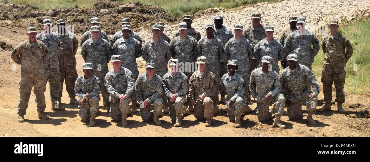 Les soldats de la 858e compagnie du génie, 168e Brigade, ingénieur de la Garde nationale de l'Armée du Mississippi posent pour une photo de groupe à Novo Selo, Bulgarie, le 25 juin 2016 lors de l'opération Resolute Château. Ces ingénieurs militaires passé l'été à la construction d'une gamme de formation et d'un réservoir de munitions zone d'attente, afin d'accroître la capacité de formation et de la capacité de l'infrastructure militaire en Europe de l'Est. (1er Lieutenant Matthew Gilbert, 194e Brigade du génie, Texas Army National Guard) Banque D'Images