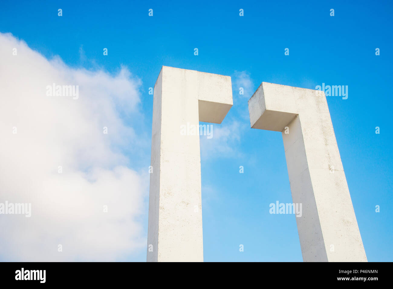 La sculpture moderne sur fond de ciel bleu. Parc Juan Carlos I, le Campo de las Naciones, Madrid, Espagne. Banque D'Images