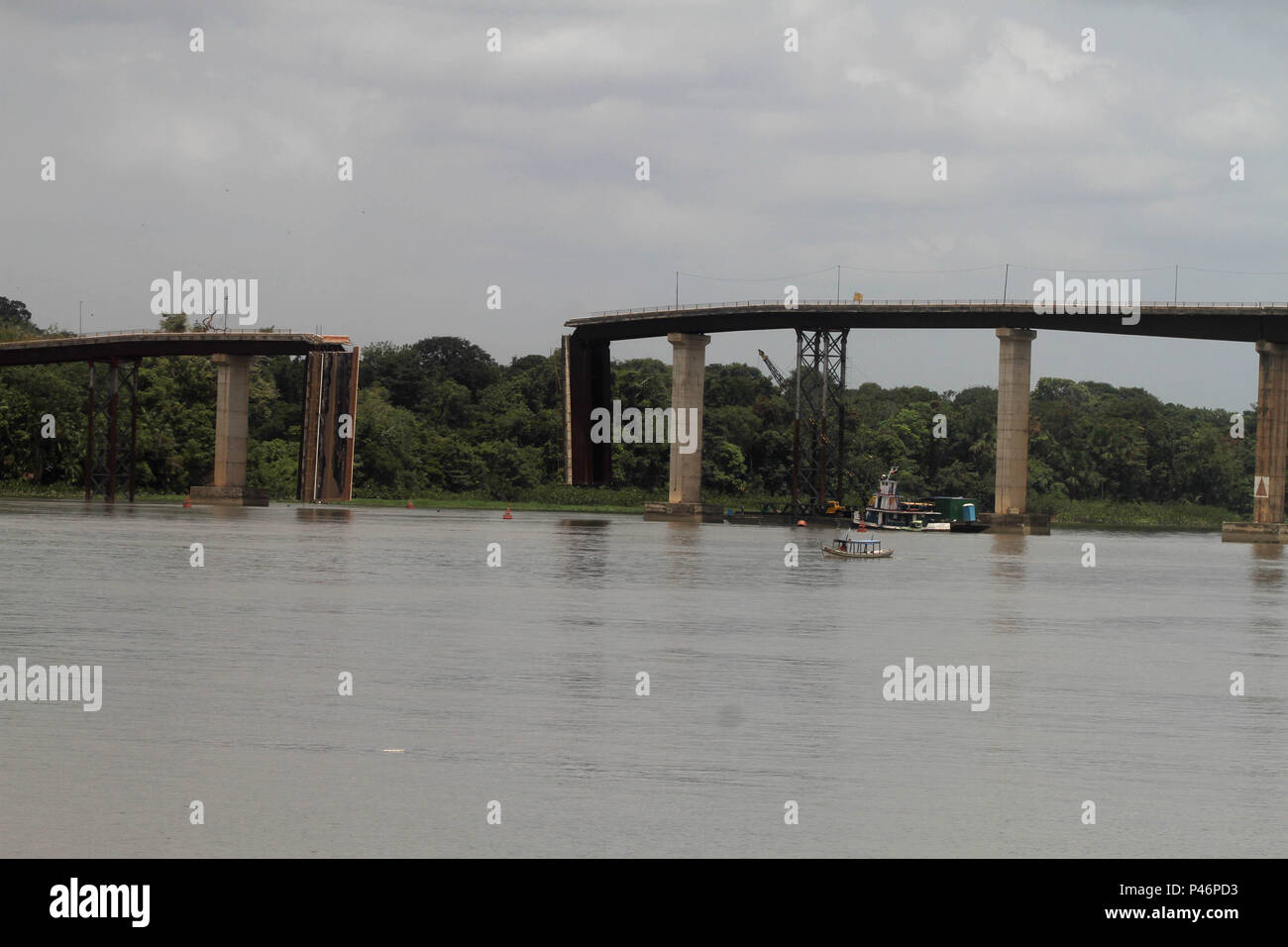 Moju, PA - 07/11/2014 : PONTE QUEBRADA NO PARÁ - Agricultura e un pecuária devem ser os principais setores da Economia do Pará un sofrer prejuízos com a Queda da ponte sobre o rio Alça Viária Moju, na. Isto porque un maior parte da produção - principalmente de carne e boi in vivo - é escoada pela rua PA-150. (Foto : Antonio Cicéron / Fotoarena) Banque D'Images