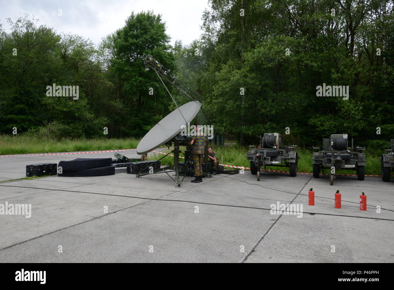 Soldats belges de 6e Groupe CIS (Communication et Systèmes d'information)  aligner une armée Belge antenne satellite pour fournir des services voix et  données de base via un réseau privé virtuel à Wiesbaden