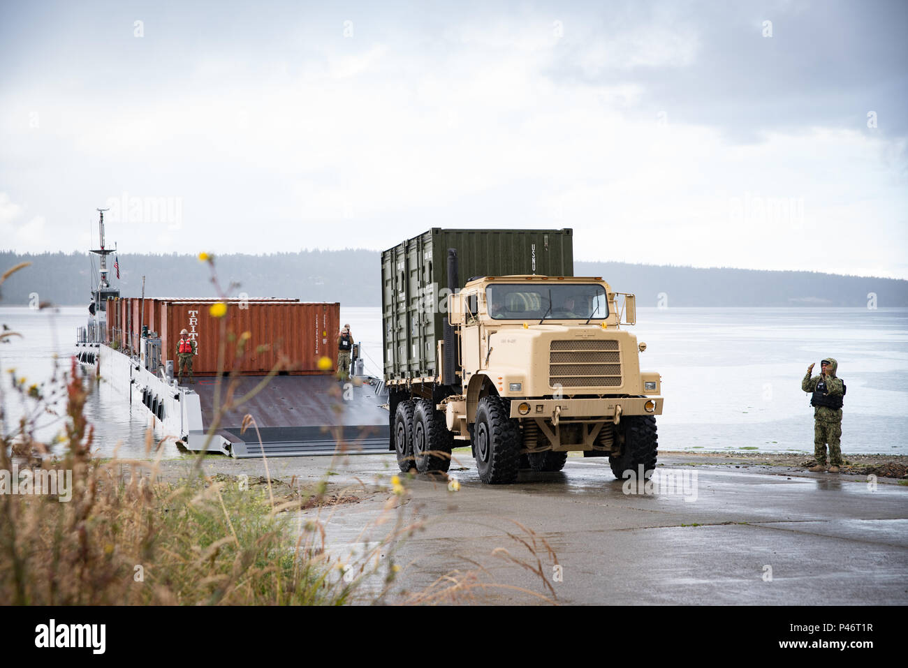 INDIAN ISLAND, Washington (7 juin 2016) - Les Marins, attaché à la construction 1 bataillon amphibie et Beach Master Unit 1, tester la rampe de l'amélioration du système d'allège la marine avec un Ferry Causeway 17 remplacement véhicule tactique moyen logistique mixte au cours de rive au-dessus (2016) JLOTS JLOTS '16 '16 est une joint-service, fondées sur des scénarios conçus pour simuler des catastrophes et l'aide humanitaire dans la zone de subduction de Cascadia. (U.S. Photo par marine Spécialiste de la communication de masse 2e classe Eric Chan/libérés) Banque D'Images