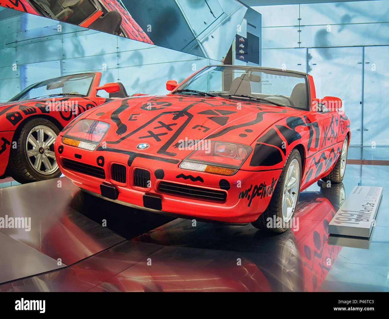 MUNICH, ALLEMAGNE LE 8 AVRIL, 2017 : 1991 BMW Z1 Voiture d'Art par l'artiste (A. R. Penck) dans le musée BMW. Banque D'Images