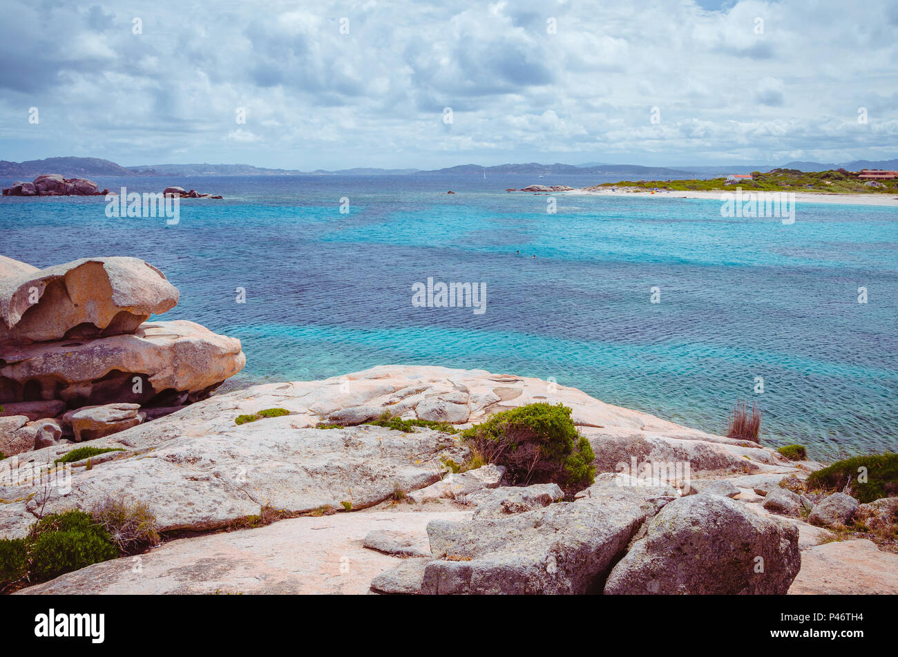 Les roches de granit bizarre et la formation de la mer d'azur clair sur la belle île de la Sardaigne, Italie, Sargedna Banque D'Images