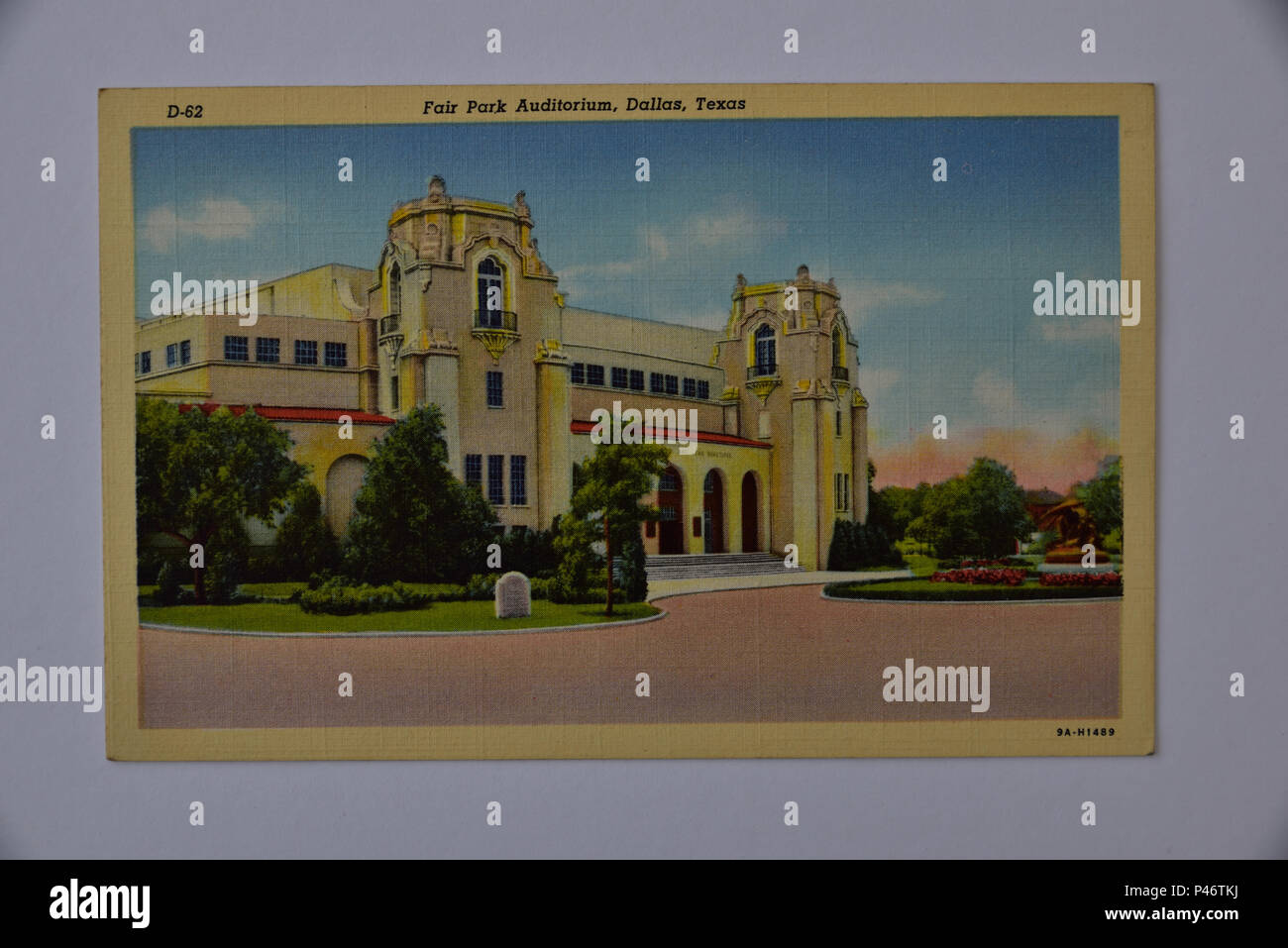 Photographie de 1930/1940 American color carte postale représentant Fair Park Auditorium, Dallas, Texas, sur un fond blanc. Banque D'Images