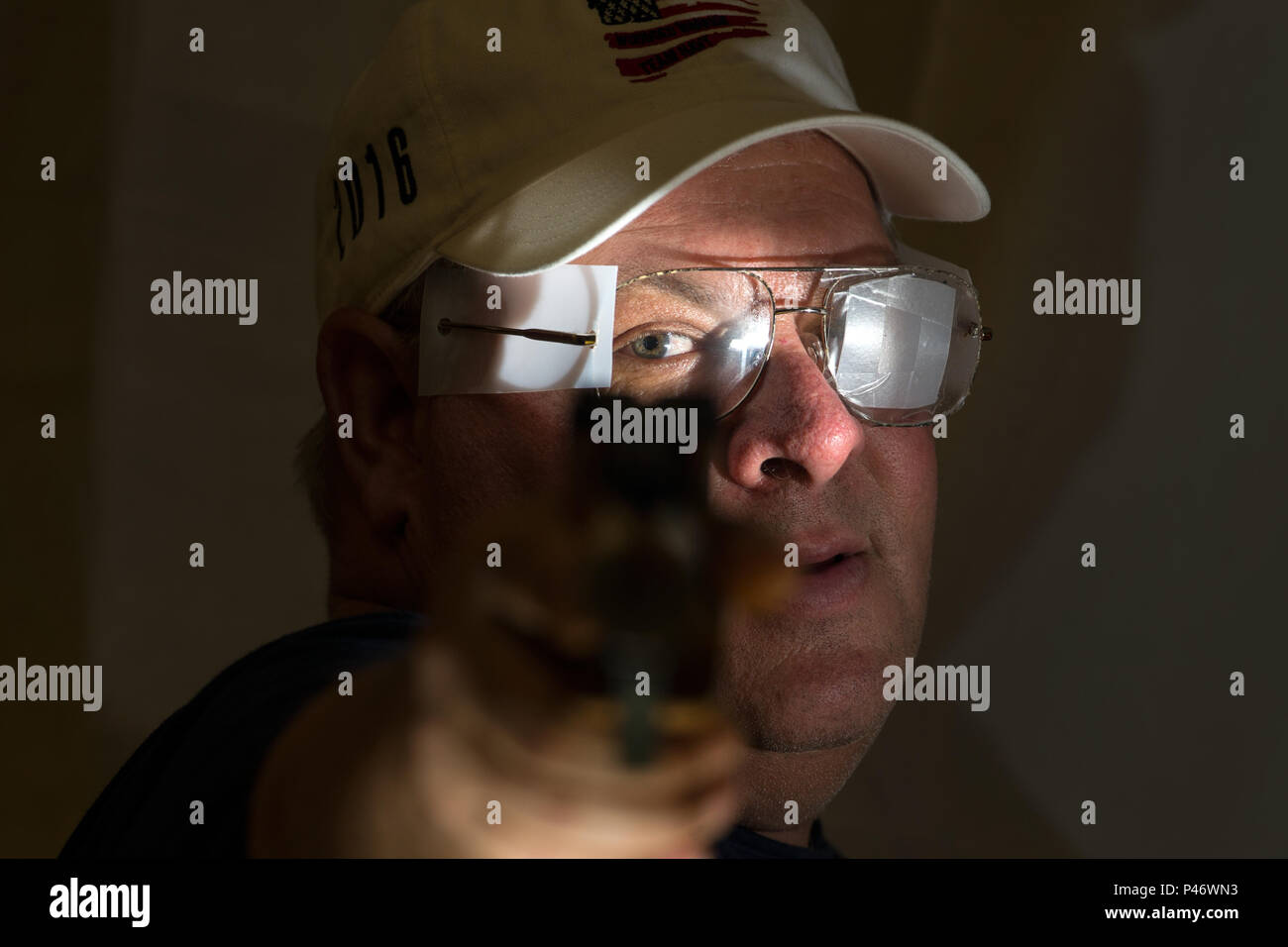 À l'académie militaire américaine de West point, New York, le 15 juin 2016, un officier de marine à la retraite médicale se prépare à participer à des épreuves de pistolet à air comprimé aux Jeux des guerriers du Département de la Défense. La compétition propose des sports adaptés pour les militaires blessés, malades et blessés, favorisant la précision, la concentration, la résilience et la réadaptation tout en favorisant la camaraderie, la compétition et le développement des habiletés athlétiques chez les athlètes militaires. Banque D'Images