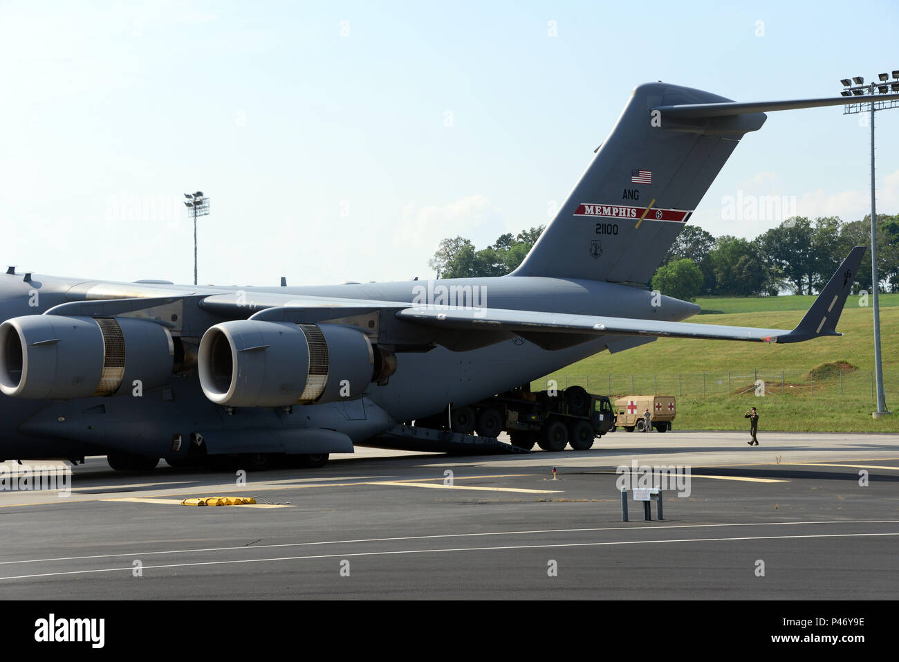 Arrimeur DU 164e Airlift Wing, MEMPHIS Air National Guard de déchargements DES VÉHICULES D'UN C-17 Globemaster III À MCGHEE TYSON AIR NATIONAL GUARD BASE PENDANT UNE PARTIE DU TENNESSEE 2016 MANŒUVRES. TENNESSEE EST UNE MANŒUVRE DE L'ÉTAT DE PRÉPARATION DES ÉPREUVES D'EFFORT DE L'AIR ET DE L'Army National Guard, NEW YORK LE PERSONNEL DE GESTION DES URGENCES, AINSI QUE PAR D'AUTRES MEMBRES DU PERSONNEL D'URGENCE. (U.S. AIR NATIONAL GUARD PHOTO PAR LE SGT KENDRA OWENBY, ARW 134 AFFAIRES PUBLIQUES) Banque D'Images